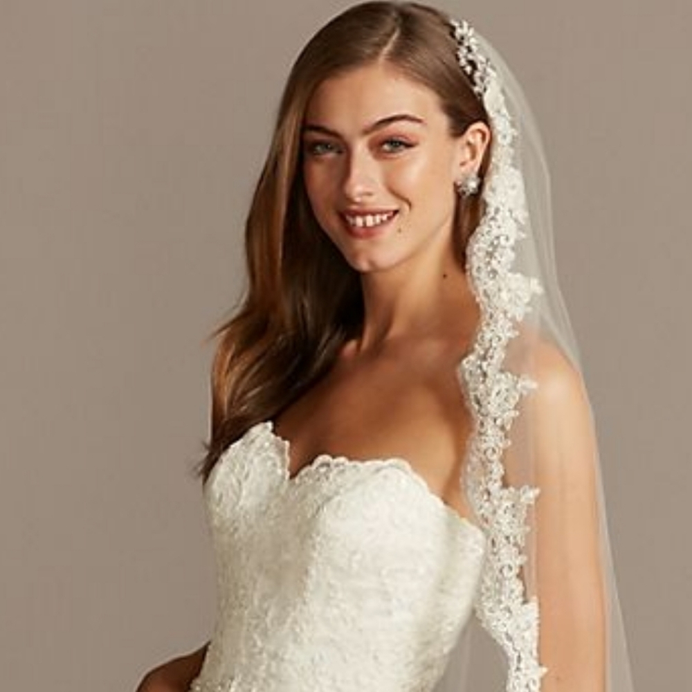 TULLE FINGERTIP VEIL WITH SCALLOPED LACE EDGE